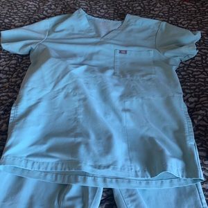 Sea glass Men’s Figs Scrubs (Medium)